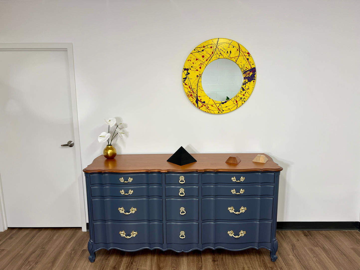 IGNITE — 30” Asymmetrical Round Mirror