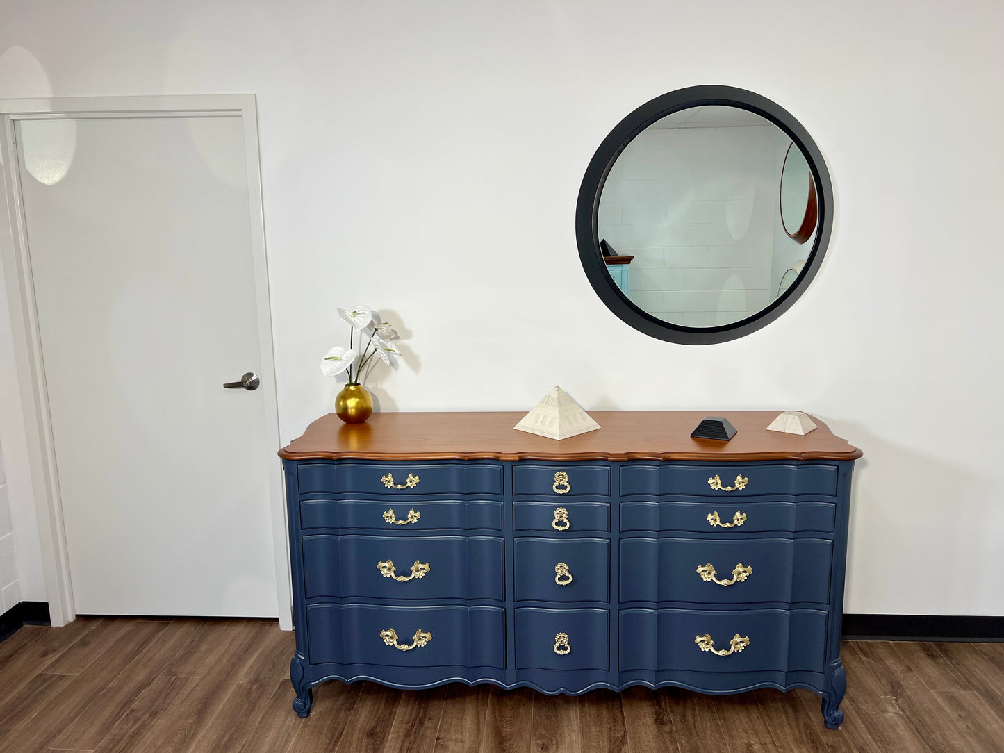 ONYX — 36” Beveled Round Mirror