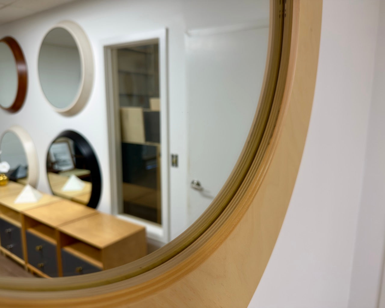 HONEY — 30” Asymmetrical Round Mirror